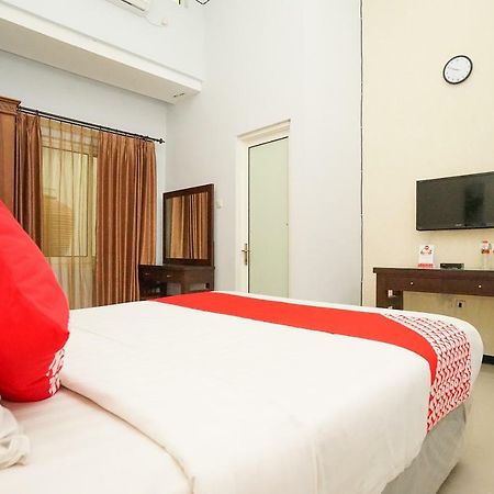Oyo 282 Putri Utari Residence Маланг Екстериор снимка