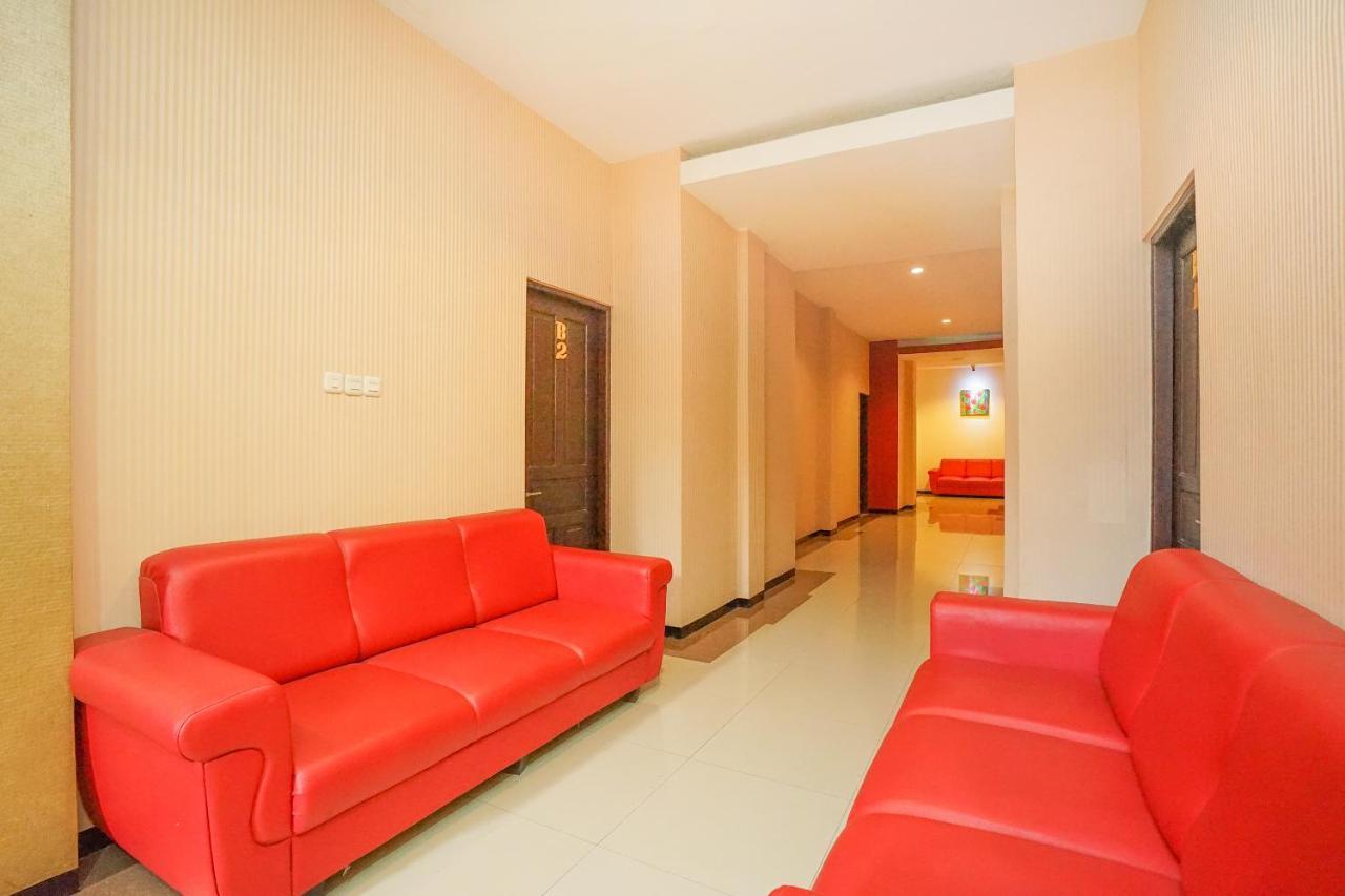 Oyo 282 Putri Utari Residence Маланг Екстериор снимка