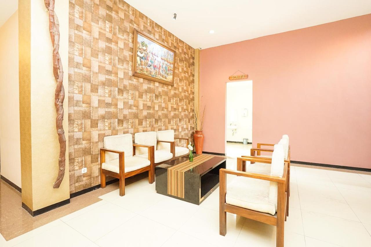 Oyo 282 Putri Utari Residence Маланг Екстериор снимка