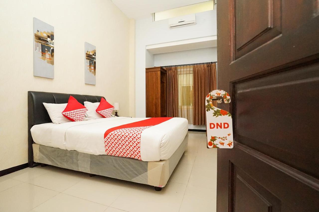 Oyo 282 Putri Utari Residence Маланг Екстериор снимка