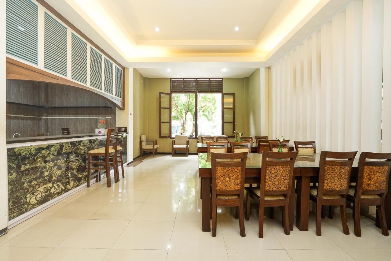 Oyo 282 Putri Utari Residence Маланг Екстериор снимка