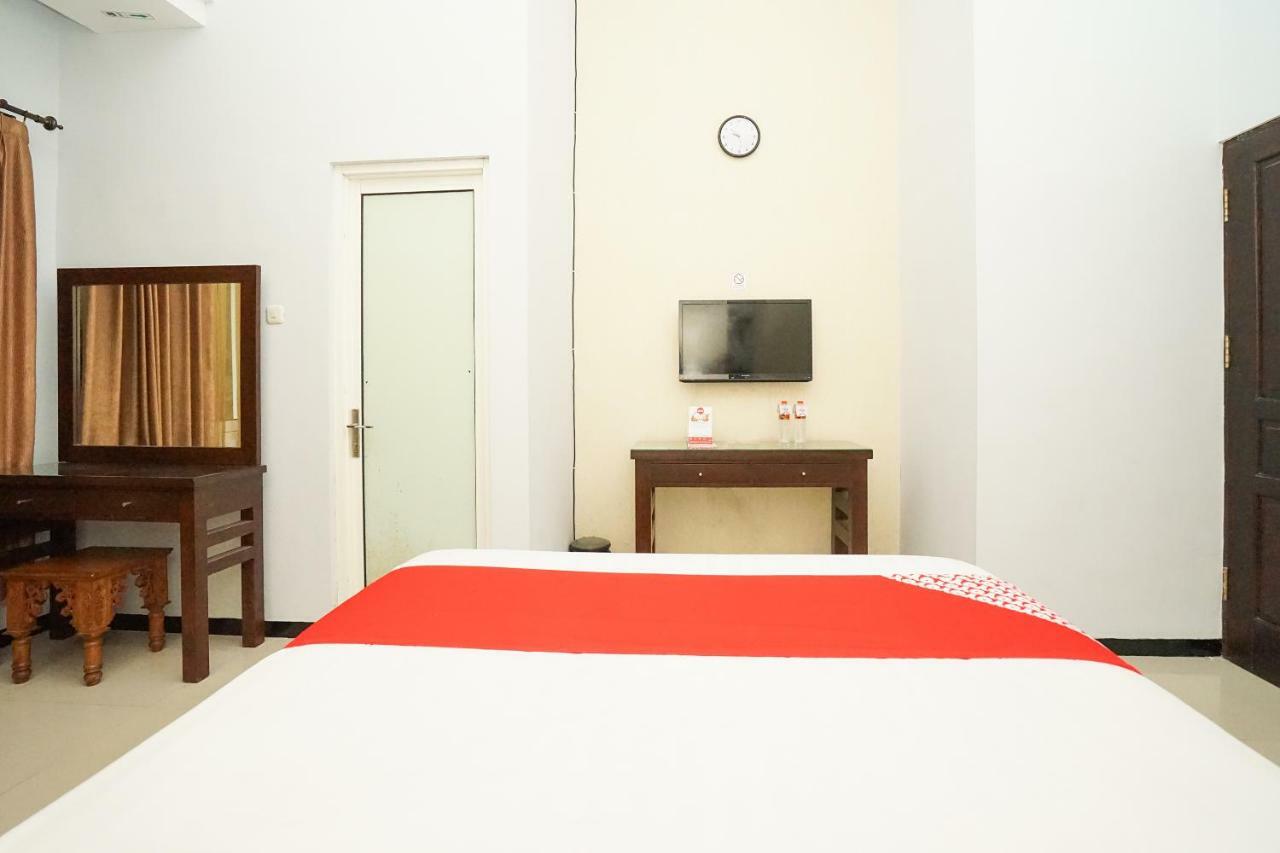 Oyo 282 Putri Utari Residence Маланг Екстериор снимка